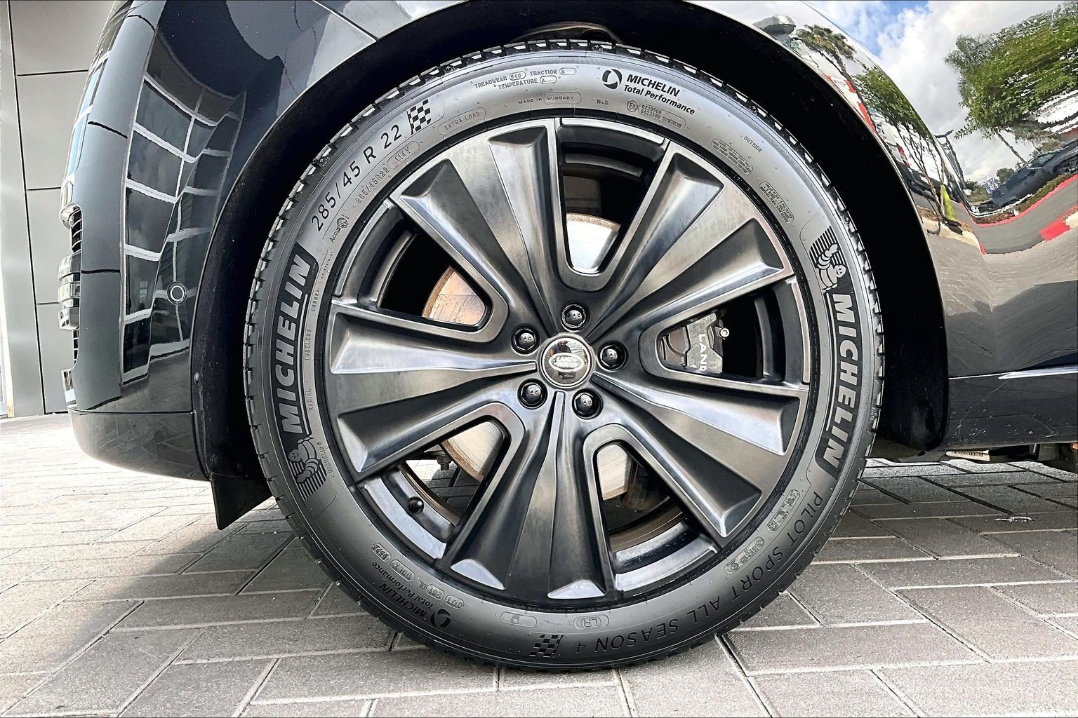 Used 2025 Land Rover Range Rover SE AWD/4WD image 8