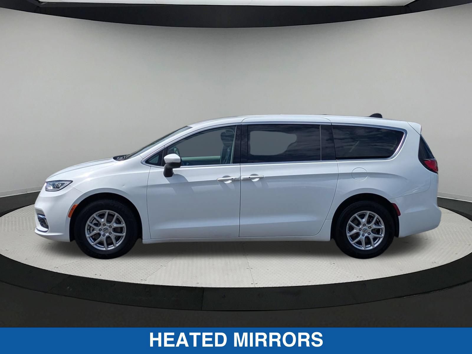 Used 2023 Chrysler Pacifica Touring-L FWD image 7
