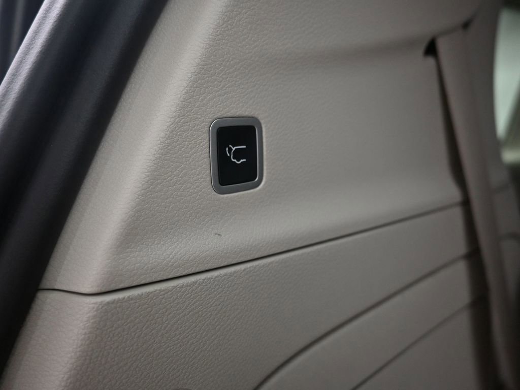 Used 2023 Chrysler Pacifica Limited image 10