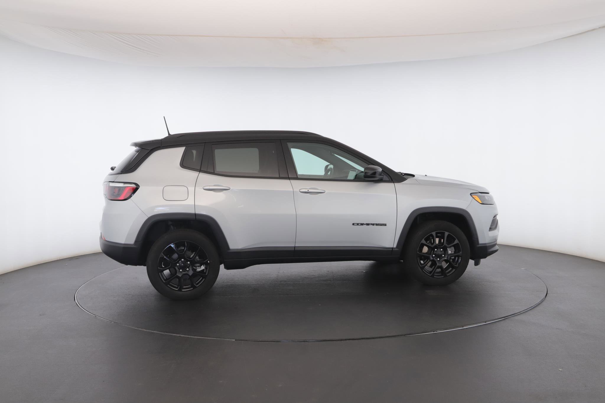 Used 2024 Jeep Compass Latitude w/ Sun and Sound Group AWD/4WD image 32