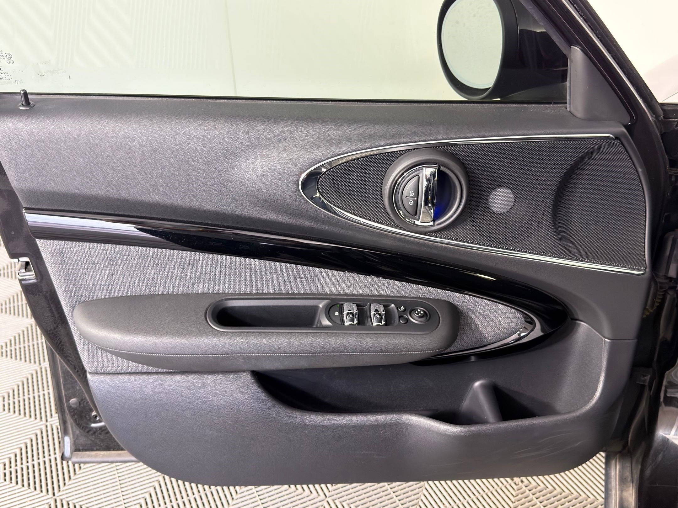 Used 2022 MINI Cooper Clubman S w/ Premium Package image 11