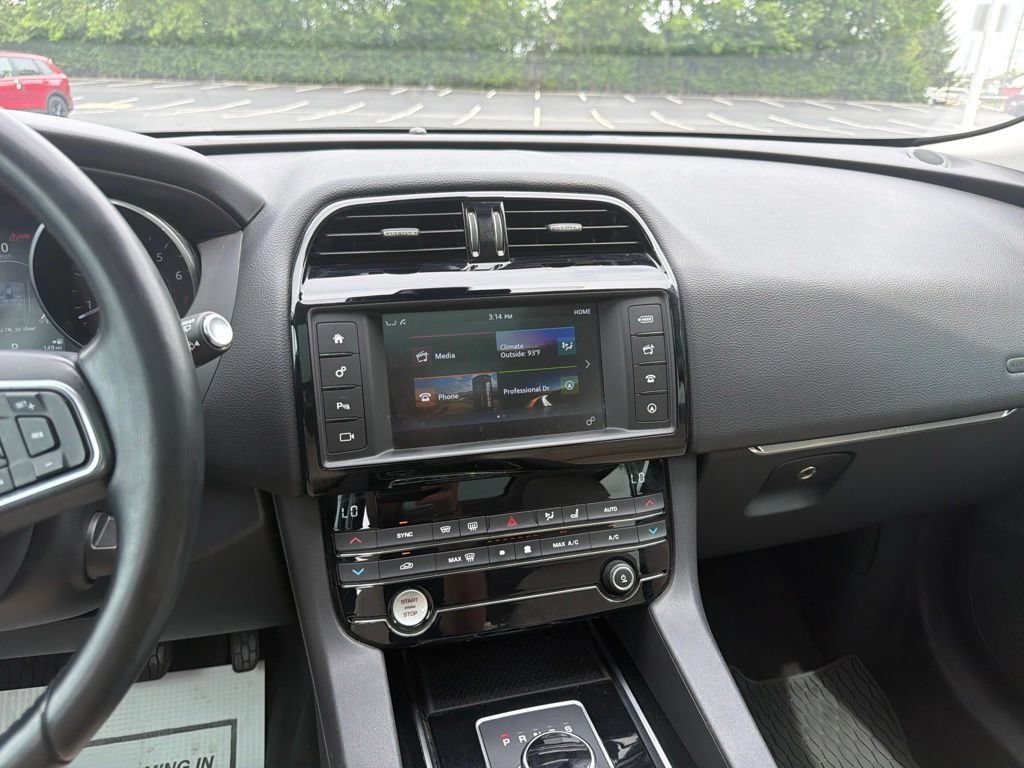 Used 2017 Jaguar F-PACE Premium AWD/4WD image 15