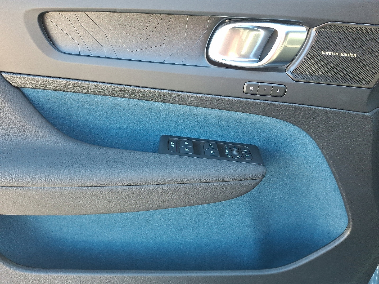 Certified 2023 Volvo C40 P8 Recharge Ultimate image 12