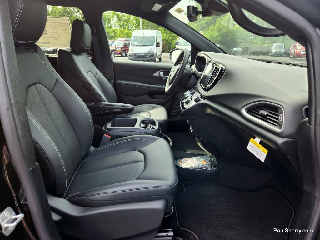 New 2025 Chrysler Voyager LX image 39