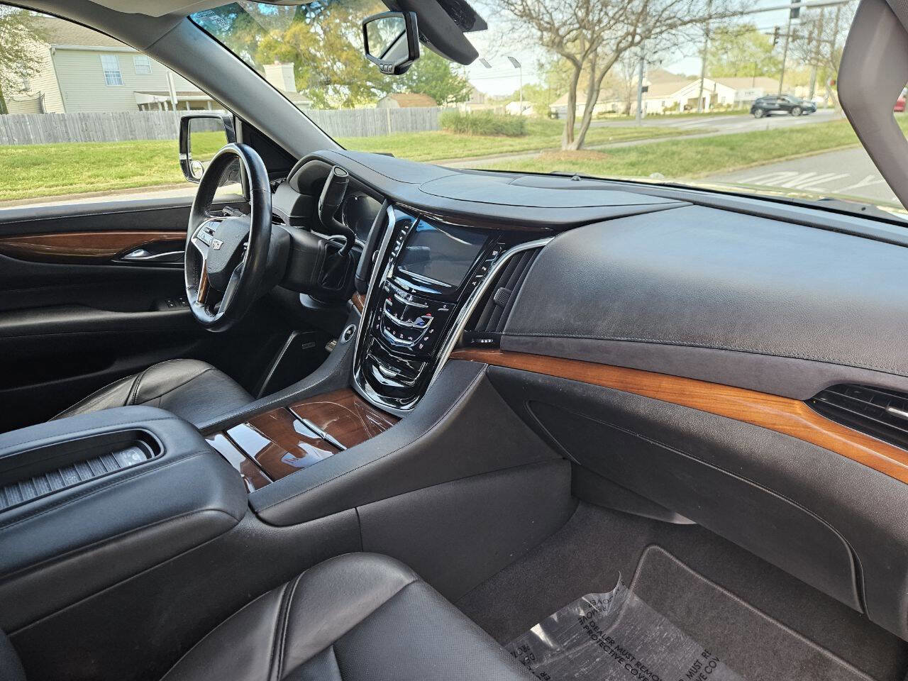 Used 2019 Cadillac Escalade ESV 4WD image 17