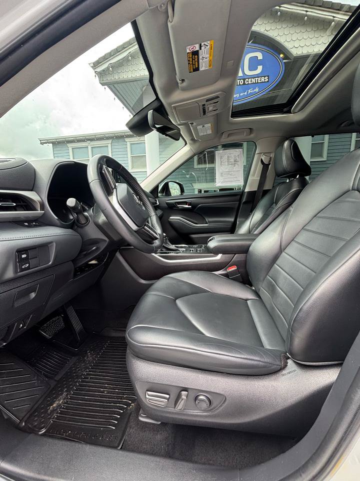 Used 2022 Toyota Highlander XLE AWD/4WD image 9