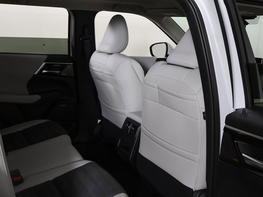 New 2025 Mitsubishi Outlander SE image 32