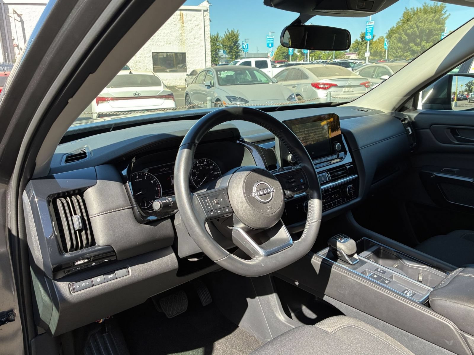 Used 2025 Nissan Pathfinder SV FWD image 3