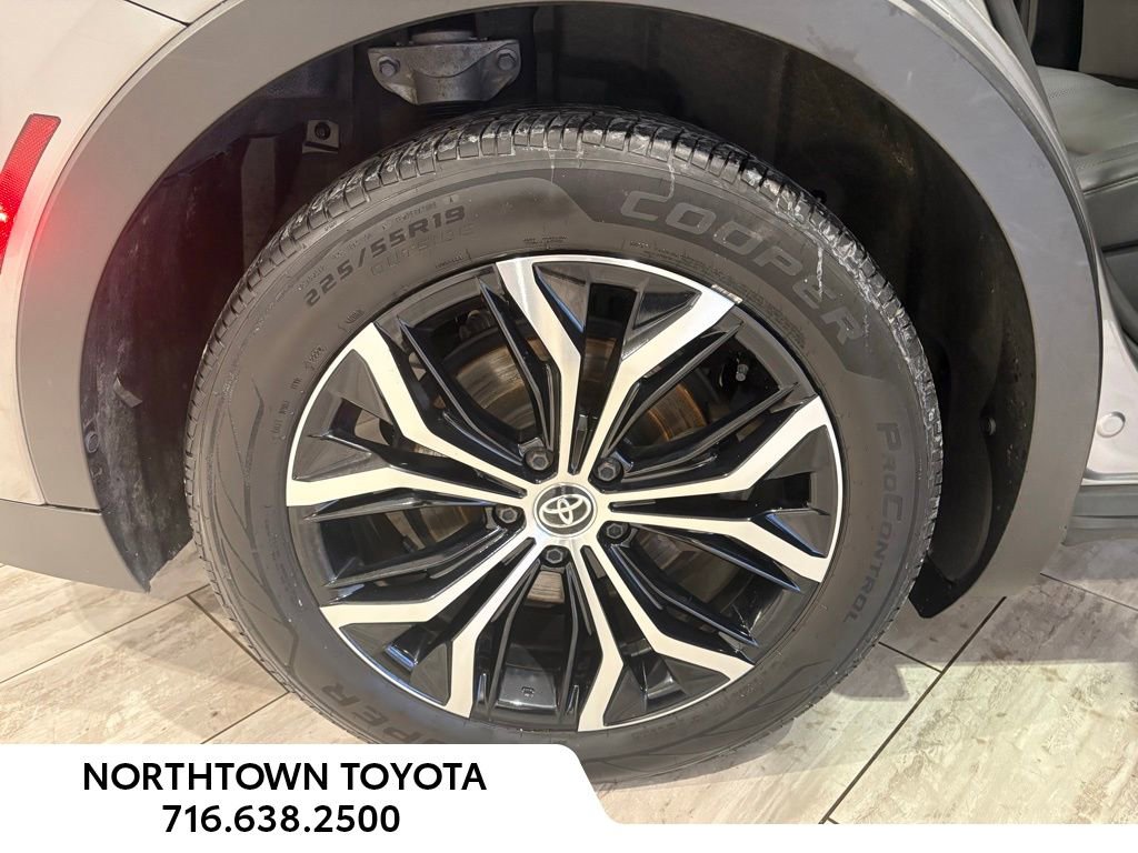 Used 2023 Toyota Crown Limited image 37