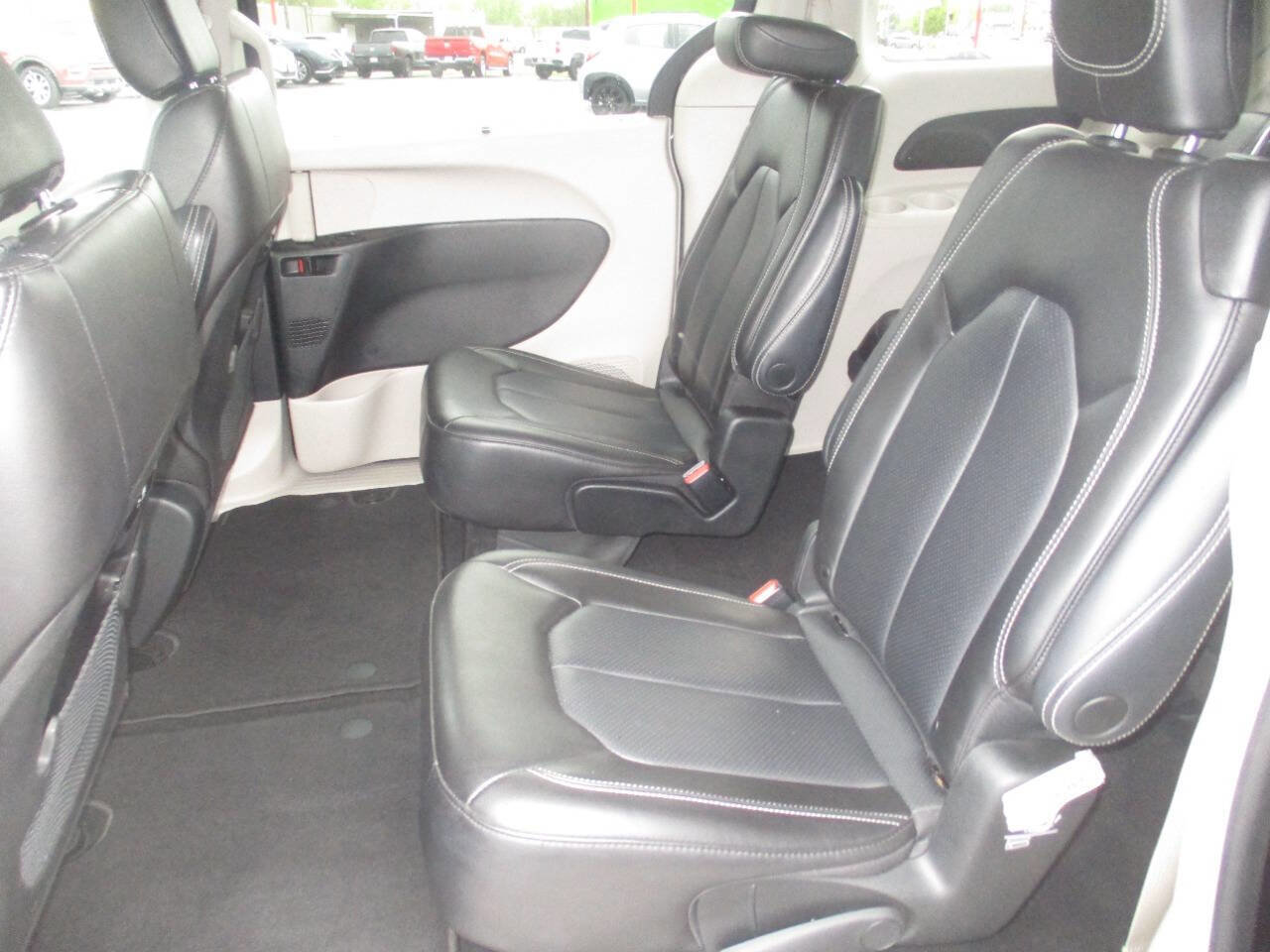 Used 2023 Chrysler Pacifica Touring-L FWD image 6