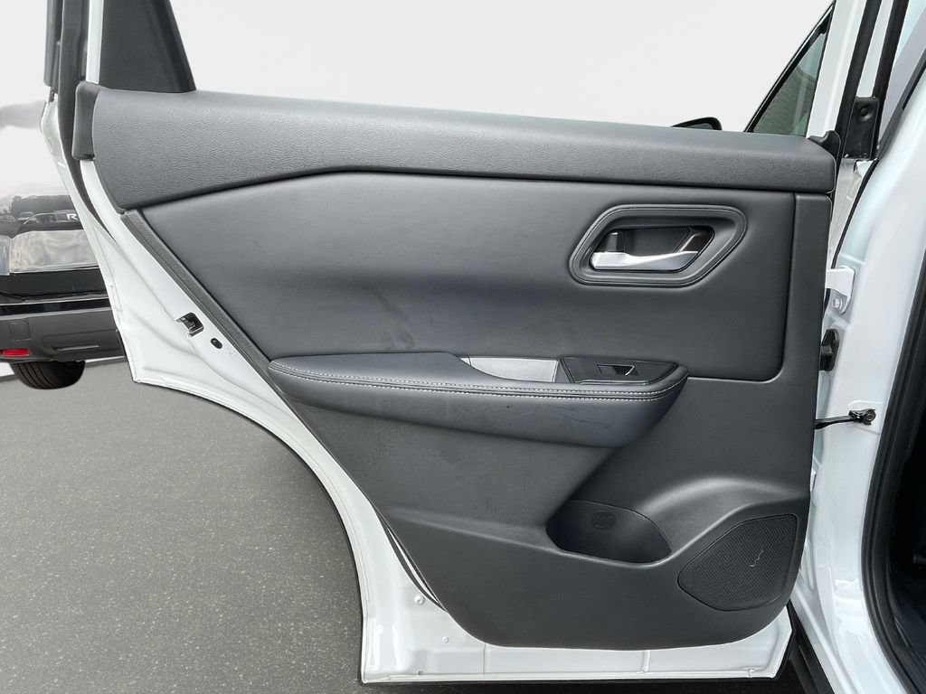 Used 2026 Nissan Rogue SV FWD image 14