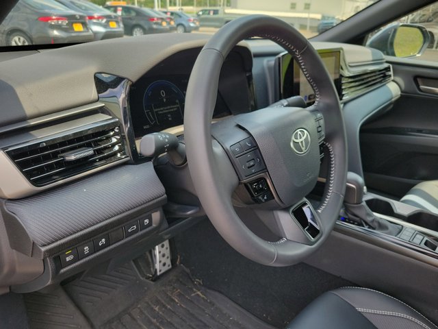 Used 2025 Toyota Camry SE image 4