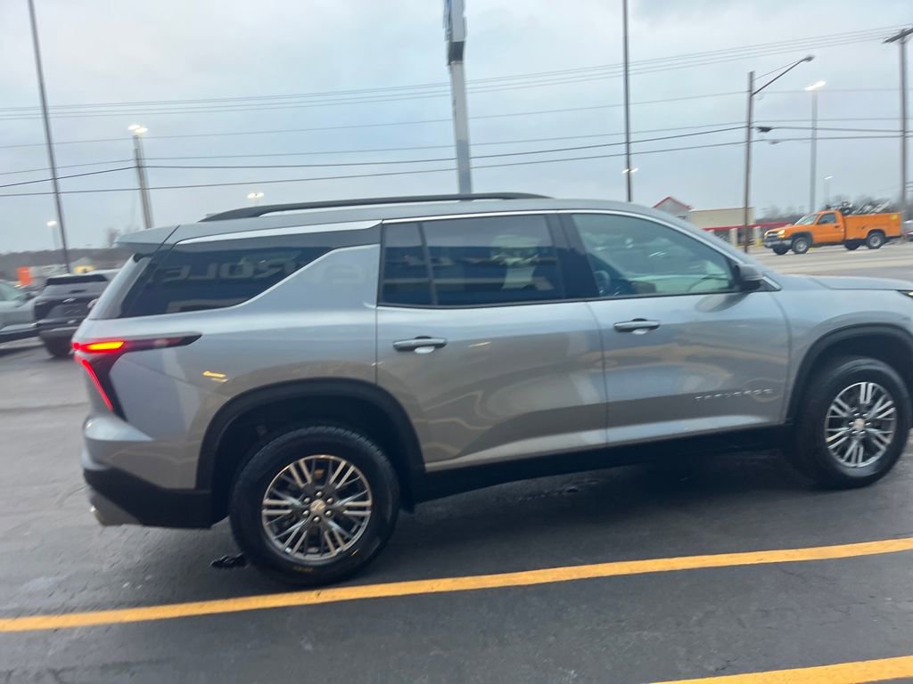 Used 2025 Chevrolet Traverse LT image 5
