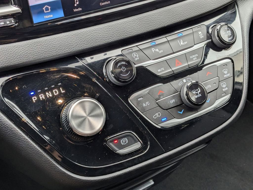 Used 2025 Chrysler Pacifica Select image 24