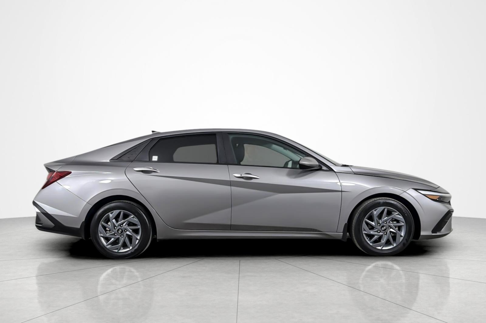 Used 2024 Hyundai Elantra SEL FWD image 6