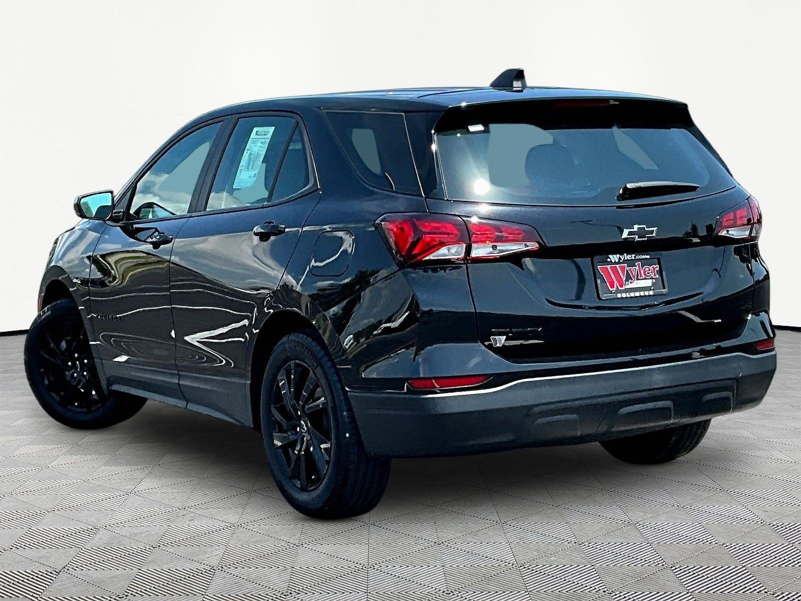 Used 2024 Chevrolet Equinox LS w/ Midnight Edition FWD image 4