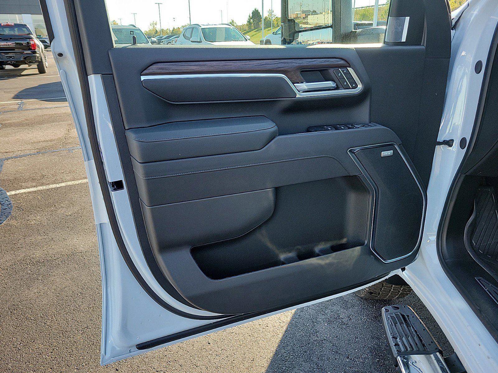 New 2026 GMC Sierra 2500 SLT w/ SLT Convenience Package image 18