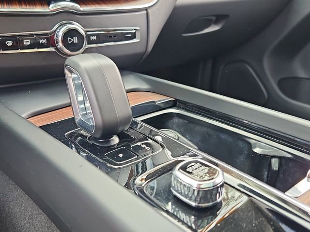 Used 2024 Volvo XC60 B5 Plus image 22