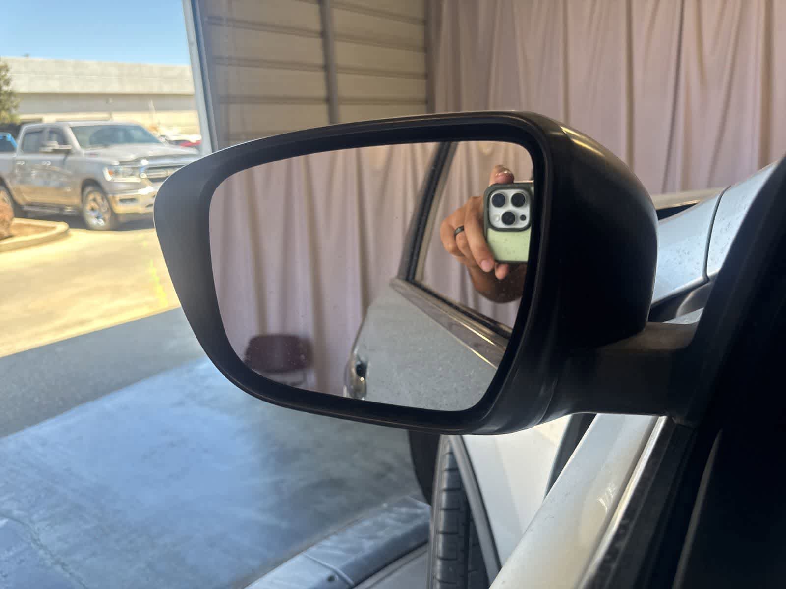 Used 2014 Nissan Rogue SV FWD image 15