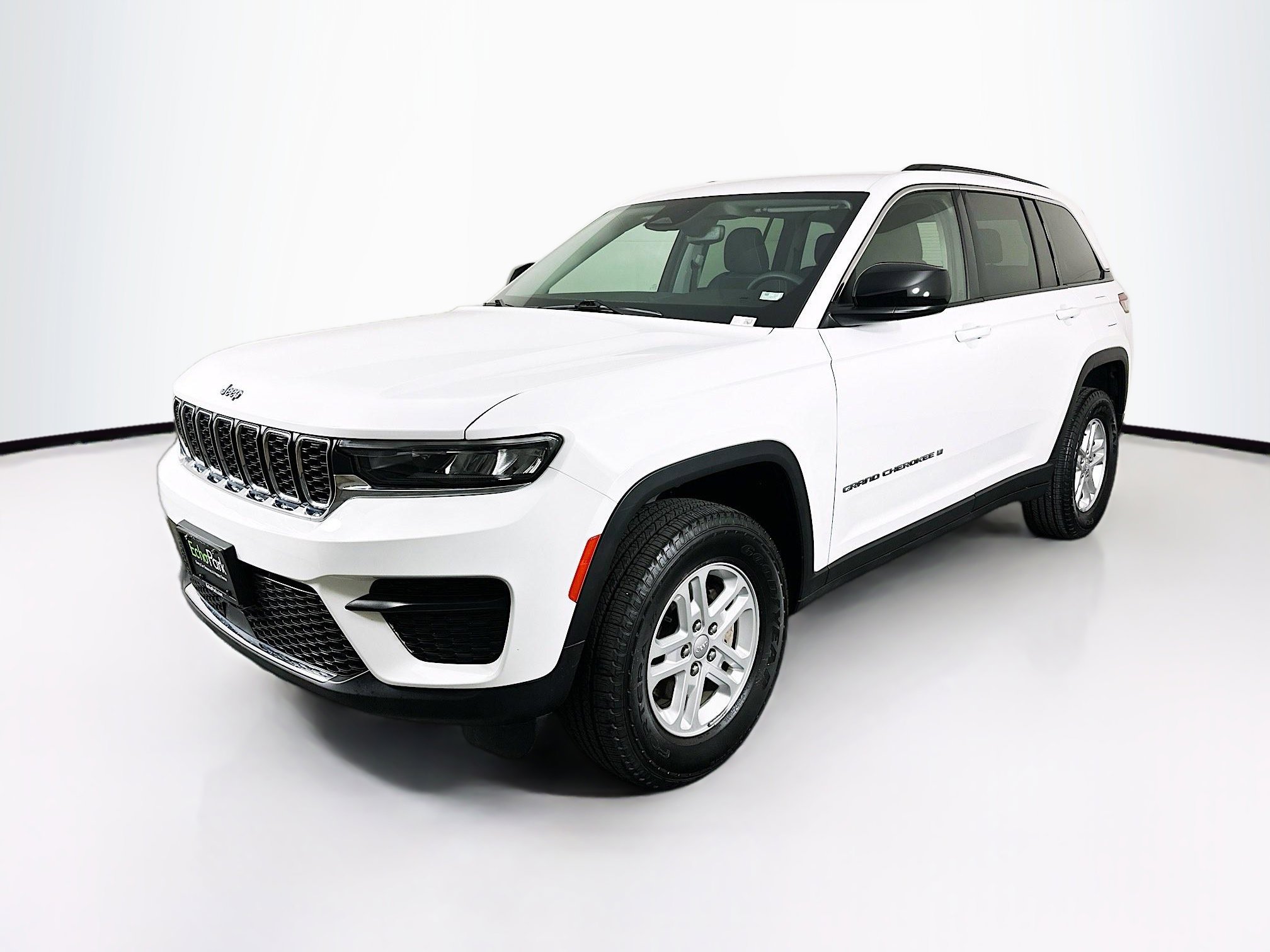 Used 2023 Jeep Grand Cherokee Laredo w/ Luxury Tech Group I AWD/4WD image 3