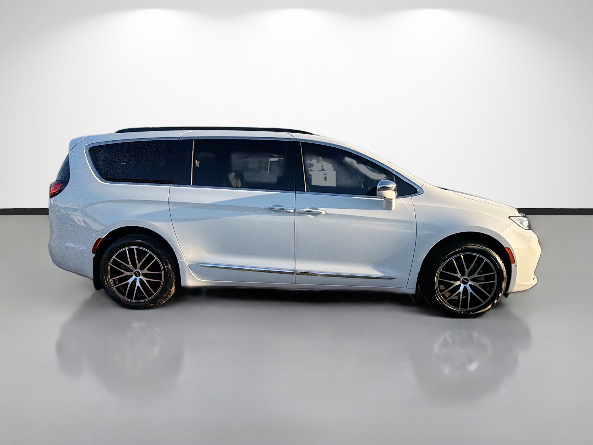 Used 2022 Chrysler Pacifica Limited image 2