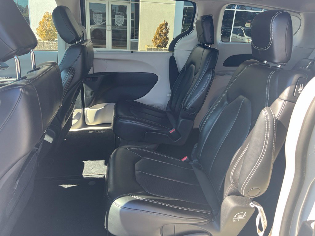 Used 2023 Chrysler Pacifica Touring-L FWD image 6