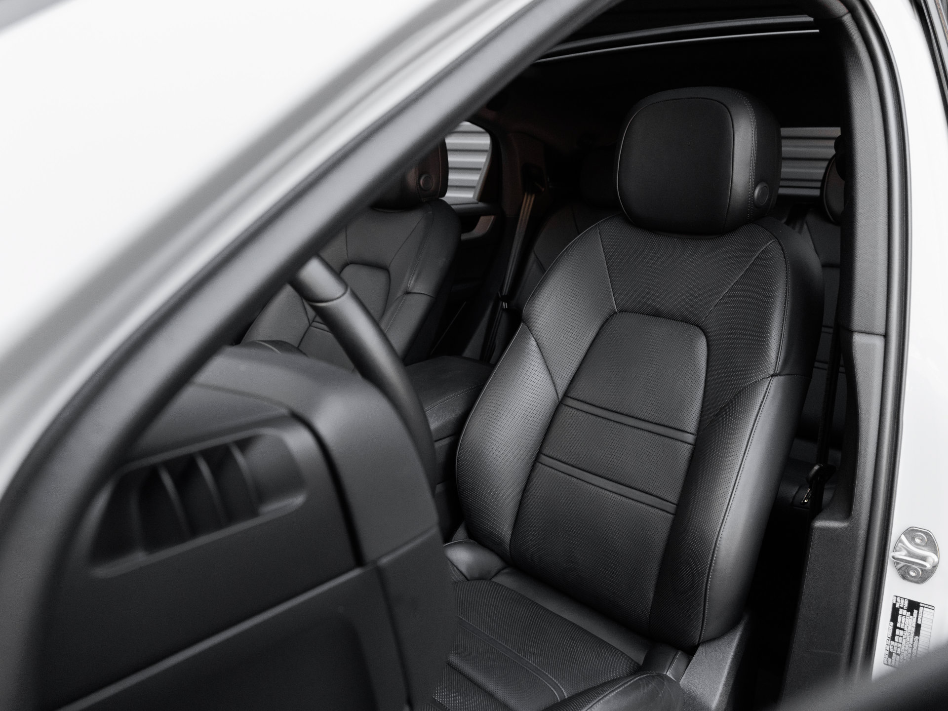Certified 2025 Porsche Cayenne Coupe AWD/4WD image 5