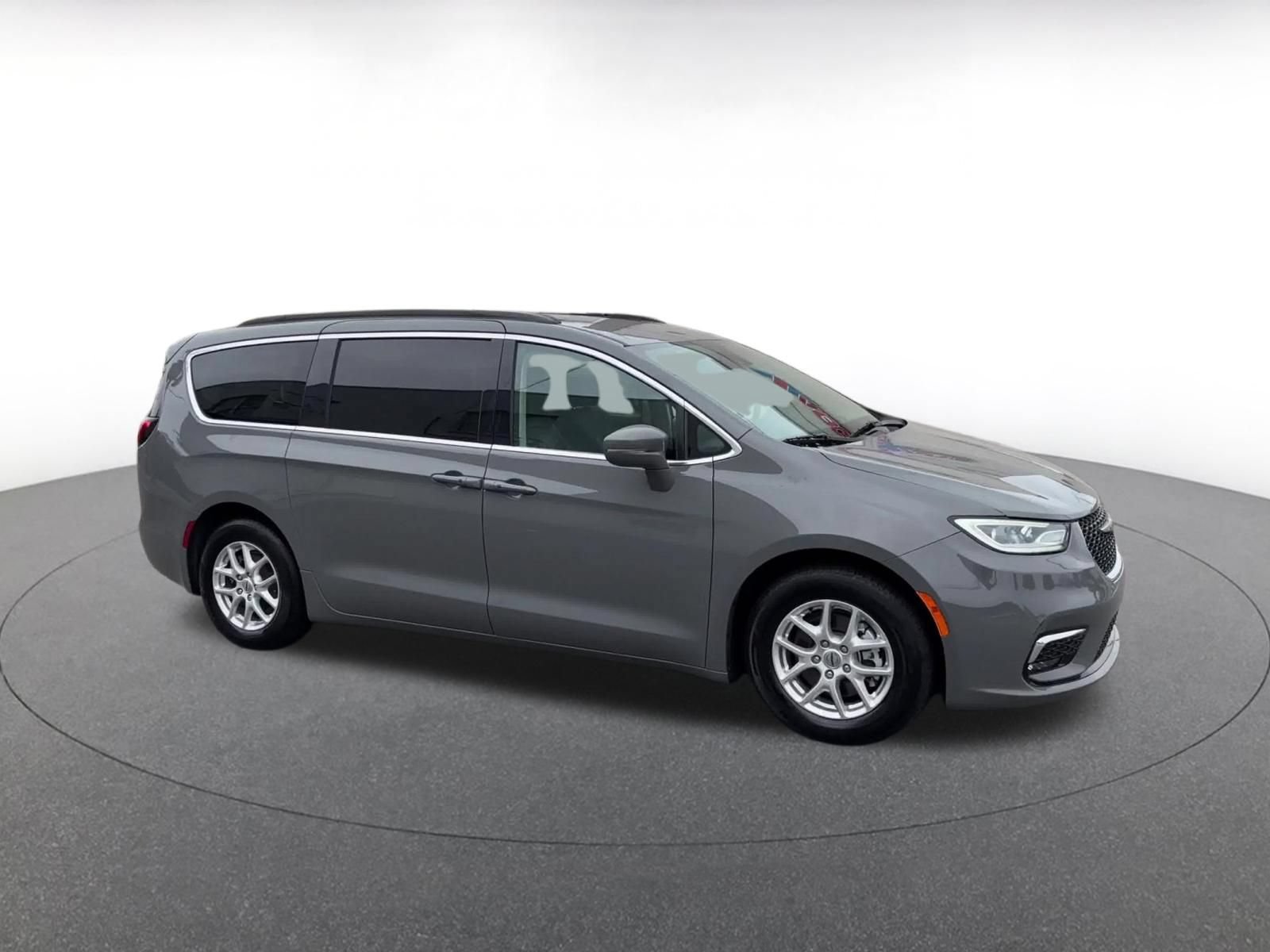 Used 2022 Chrysler Pacifica Touring-L FWD video 2