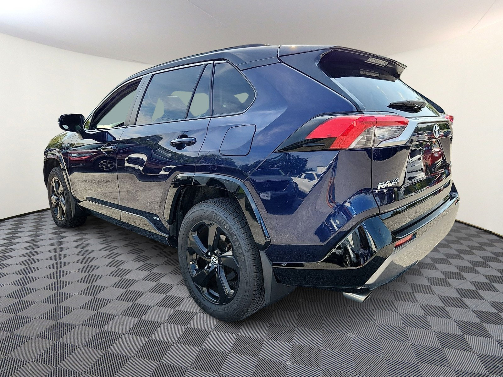 Used 2019 Toyota RAV4 XSE w/ All Weather Liner Package AWD/4WD image 4