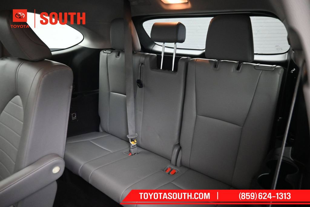 Used 2022 Toyota Highlander XLE AWD/4WD image 29