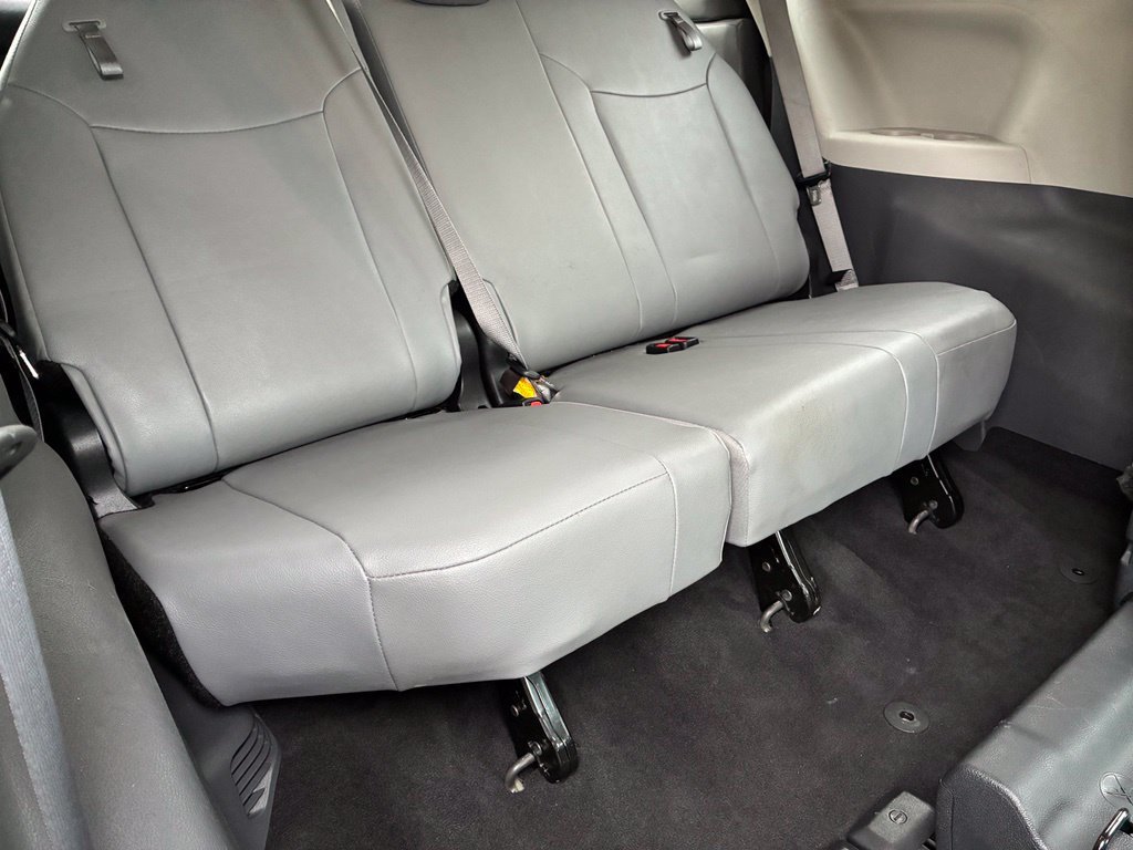 Used 2023 Toyota Sienna XLE FWD image 32