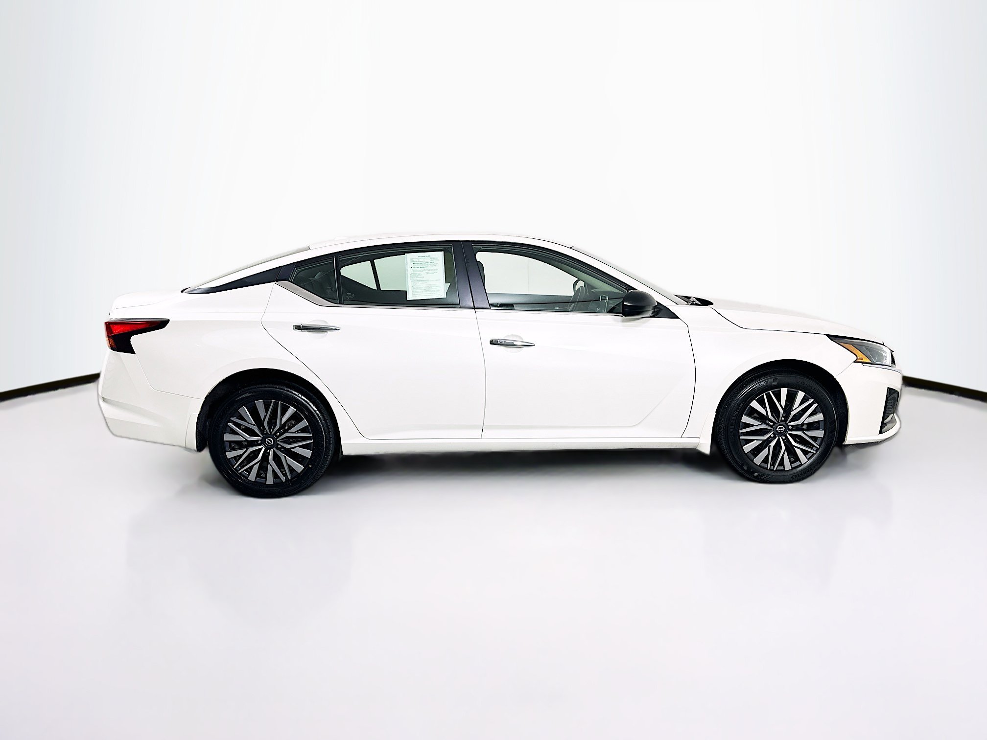 Used 2024 Nissan Altima 2.5 SV AWD/4WD image 10