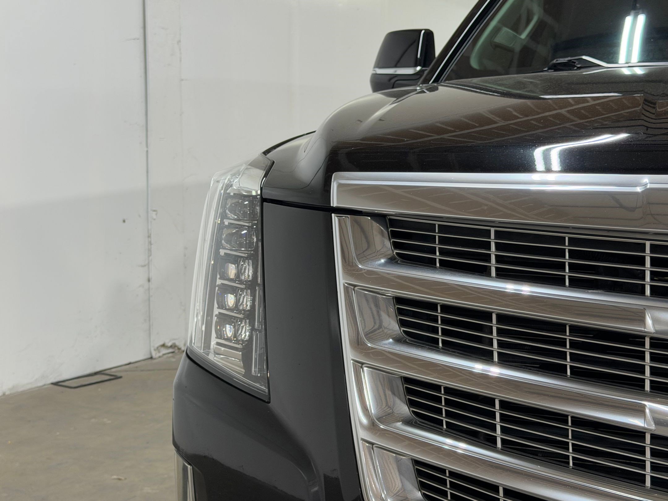 Used 2019 Cadillac Escalade Premium Luxury w/ LPO, Radiant Package AWD/4WD image 10
