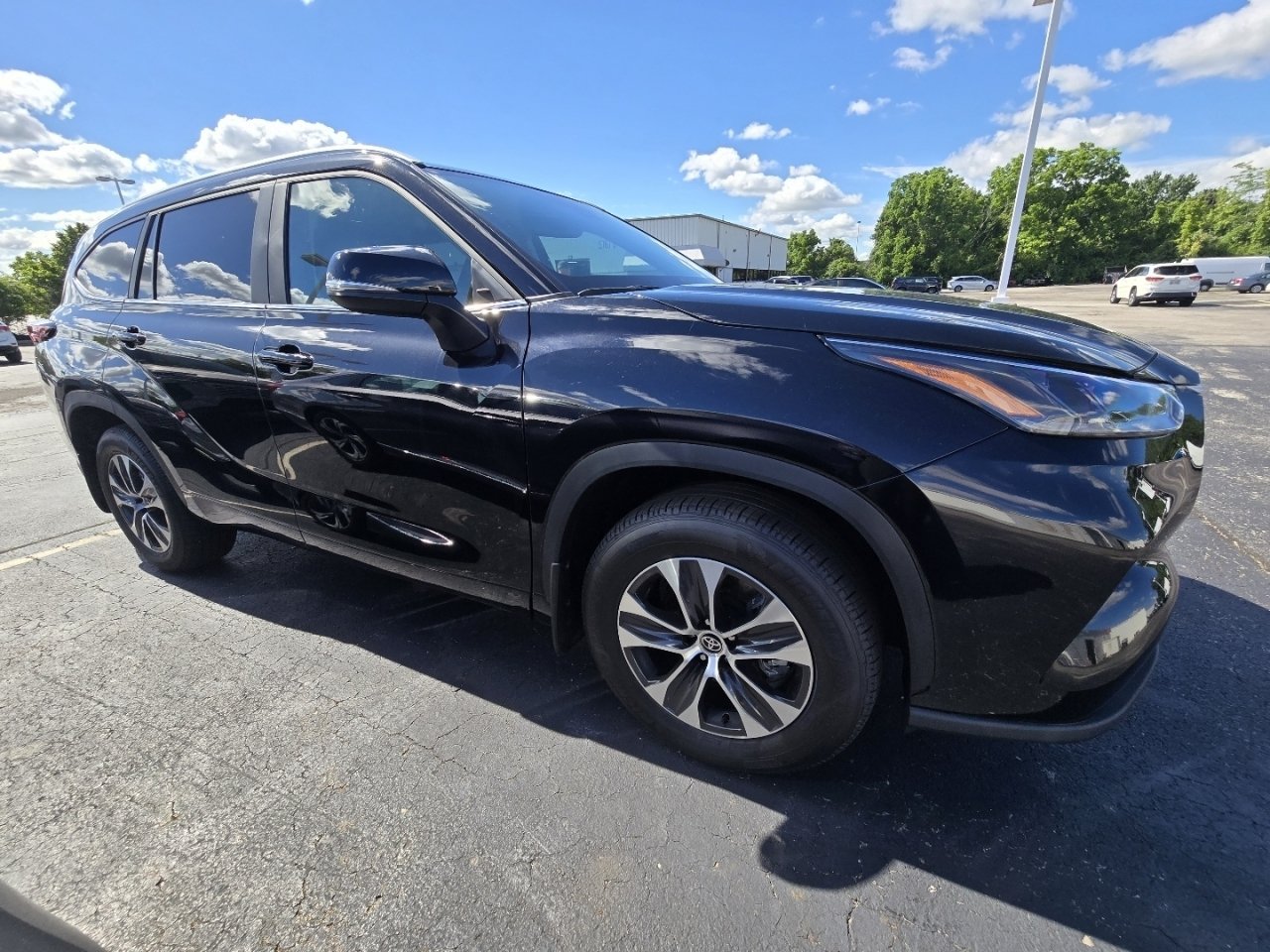 Used 2026 Toyota Highlander XLE AWD/4WD image 2