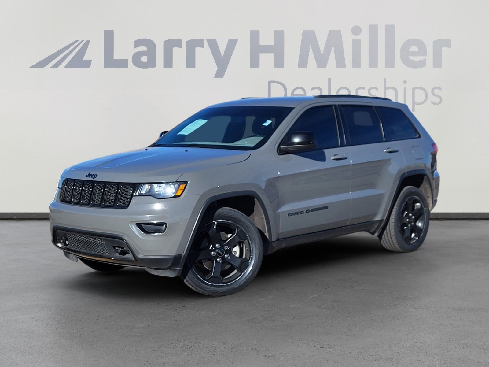 Used 2019 Jeep Grand Cherokee Laredo image 1