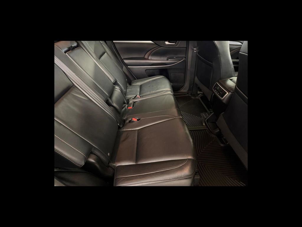 Used 2016 Toyota Highlander XLE image 19