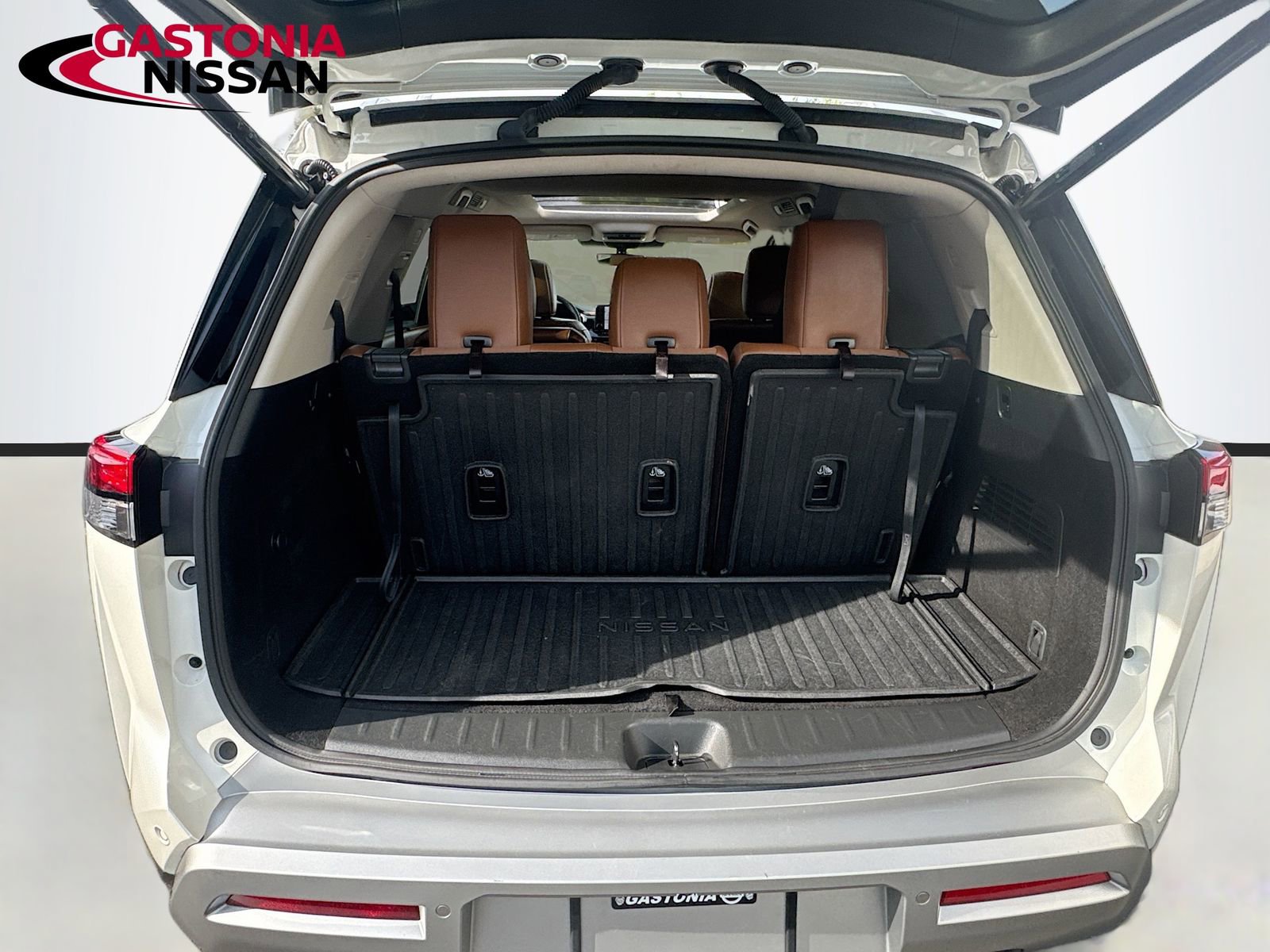 Used 2024 Nissan Pathfinder Platinum image 35