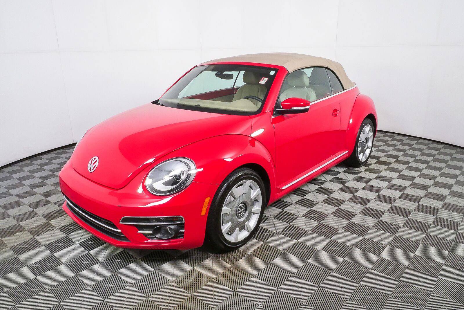 Used 2019 Volkswagen Beetle 2.0T SE w/ SE Premium Package FWD image 24