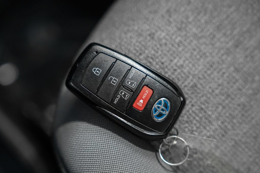 Used 2025 Toyota Sienna LE FWD image 39