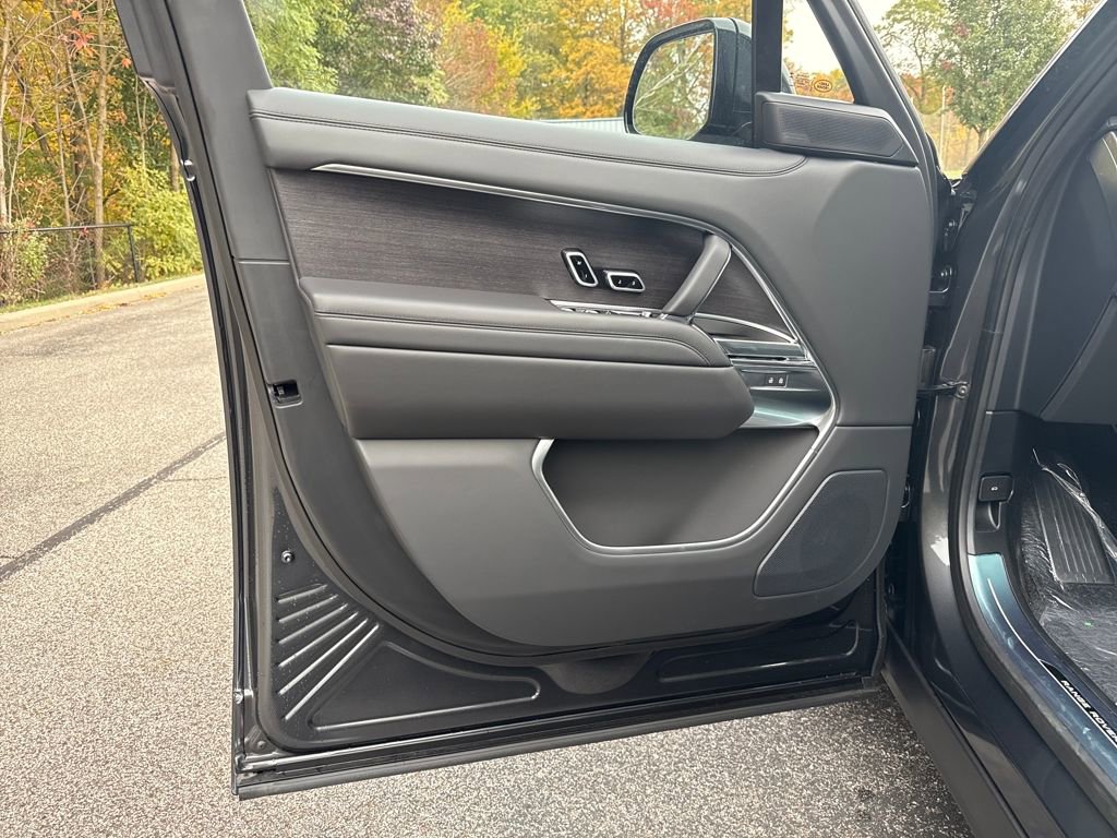 New 2025 Land Rover Range Rover Long Wheelbase SE image 10