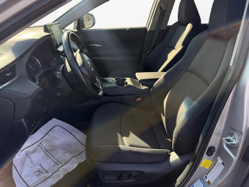 Used 2022 Toyota Venza LE image 11