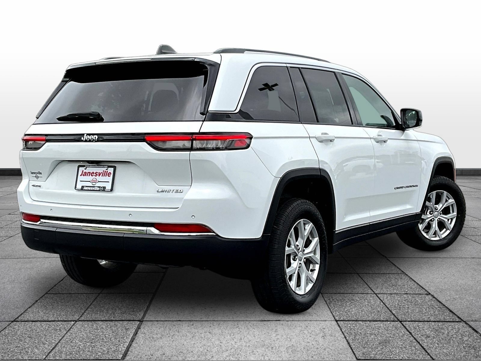 Used 2023 Jeep Grand Cherokee Limited AWD/4WD image 7