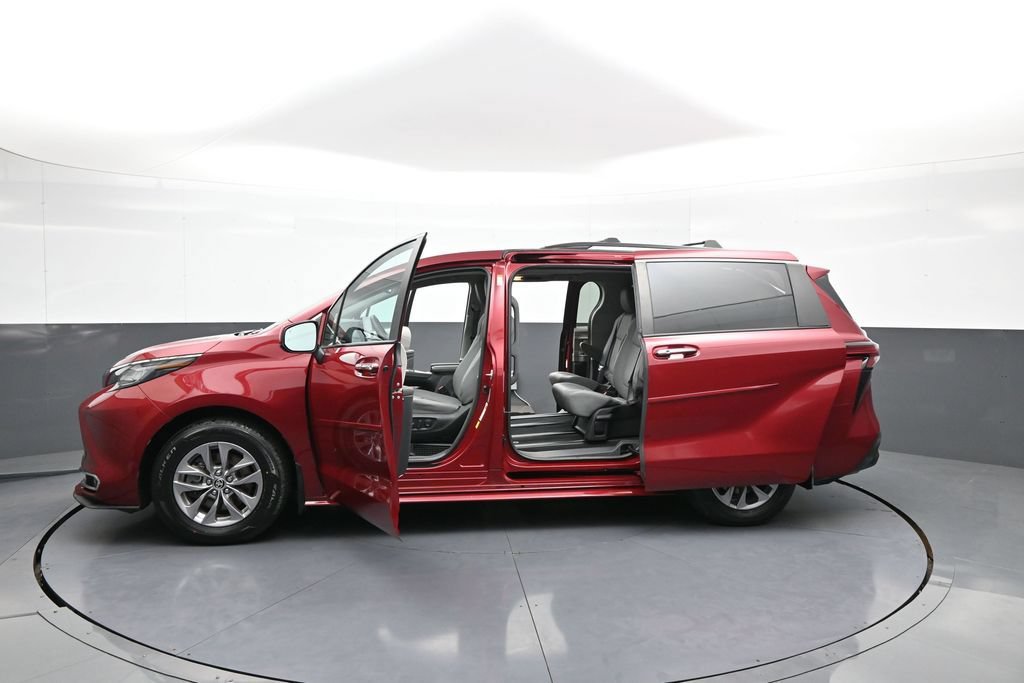 Certified 2022 Toyota Sienna XLE AWD/4WD image 45