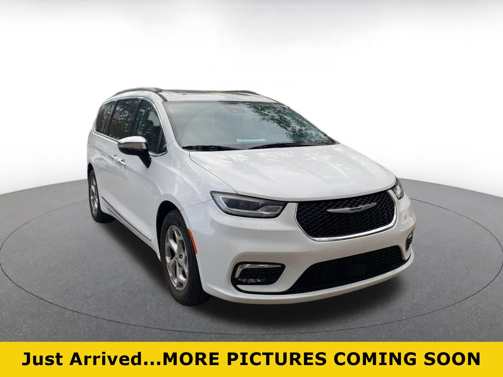 Used 2023 Chrysler Pacifica Limited image 1