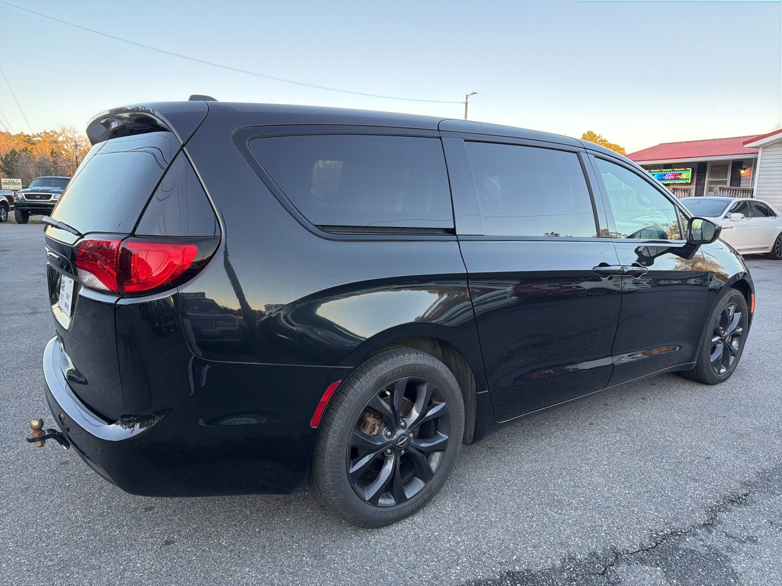 Used 2020 Chrysler Pacifica Touring w/ S Appearance Package image 4
