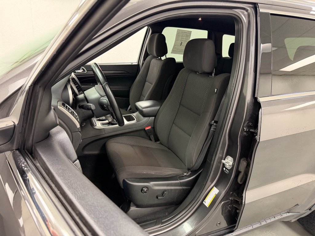 Used 2021 Jeep Grand Cherokee Laredo AWD/4WD image 19