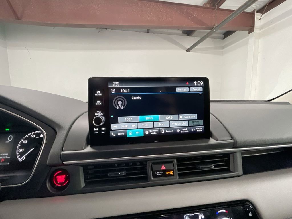 Used 2025 Honda Pilot EX-L image 2