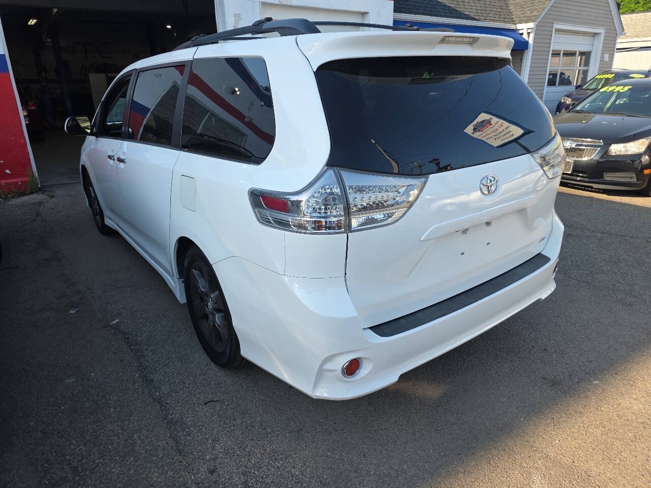 Used 2015 Toyota Sienna SE FWD image 6