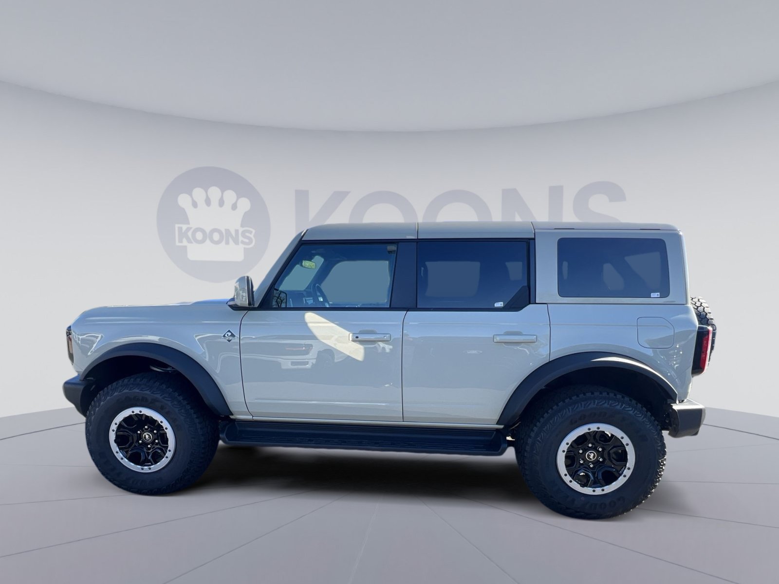 New 2025 Ford Bronco Outer Banks w/ Sasquatch Package AWD/4WD image 2