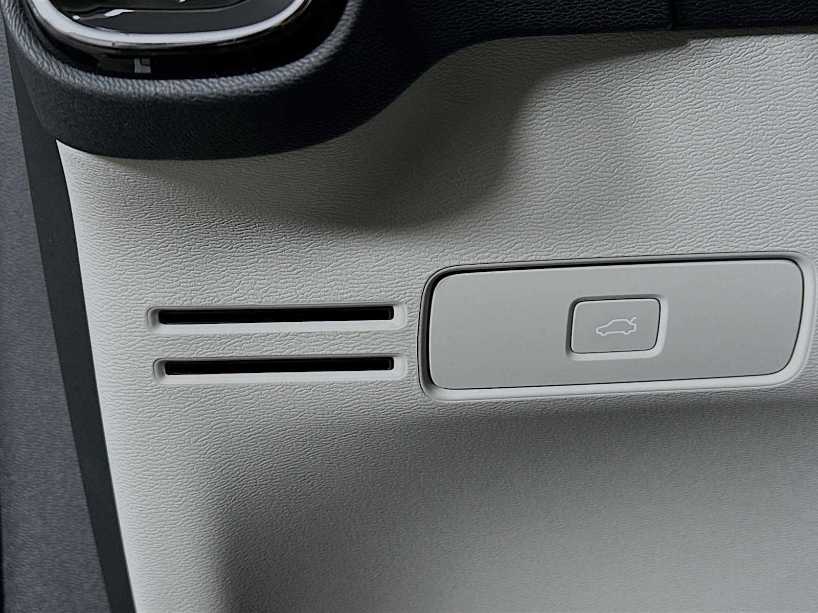 Used 2025 Volvo XC40 B5 Plus w/ Protection Package Premier image 10